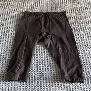 Lululemon means 3/4 tights.